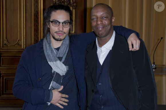 Kim Chapiron et Oxmo Puccino dans les salons de l'Hôtel de Ville de Paris, le 12 mars 2013.