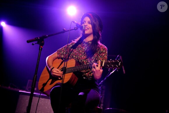 La jeune chanteuse TAL a participé au concert de soutien des Gilets Rouges, les salariés de Virgin dont l'avenir est à ce jour très incertain, donné au Divan Du Monde à Paris, le 12 mars 2013.