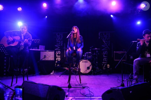 La chanteuse Leslie a participé au concert de soutien des Gilets Rouges, les salariés de Virgin dont l'avenir est à ce jour très incertain, donné au Divan Du Monde à Paris, le 12 mars 2013.