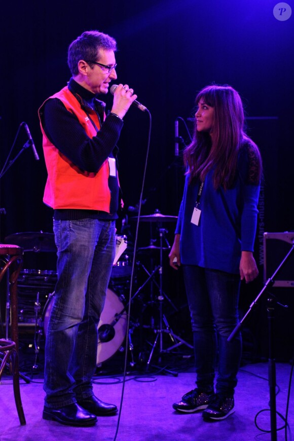 La chanteuse Leslie a participé au concert de soutien des Gilets Rouges, les salariés de Virgin dont l'avenir est à ce jour très incertain, donné au Divan Du Monde à Paris, le 12 mars 2013.