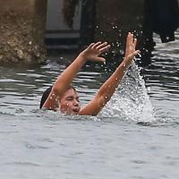 Isla Fisher : La bombe, secourue de justesse, frôle la noyade !