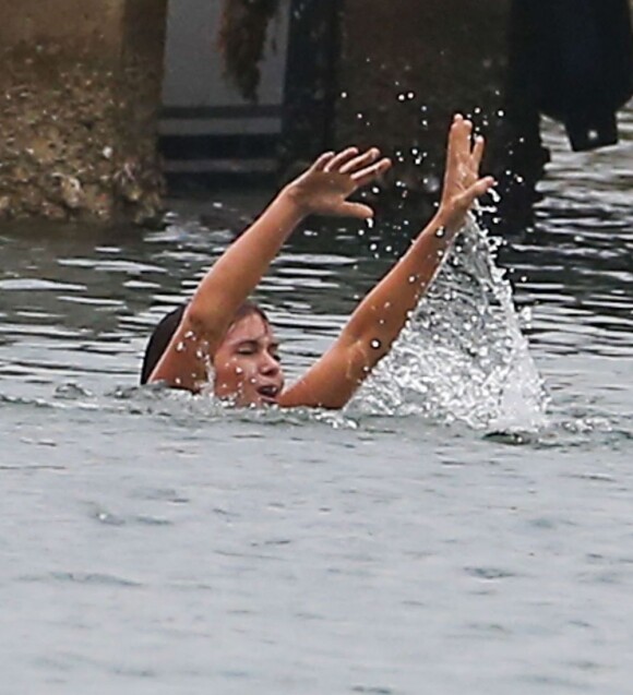 Isla Fisher est en pleine noyade sur le tournage du film Switch, adaptation du roman d'Elmore Leonard, à Miami le 12 mars 2013.