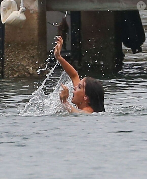 Isla Fisher joue la noyade sur le tournage du film Switch, adaptation du roman d'Elmore Leonard, à Miami le 12 mars 2013.