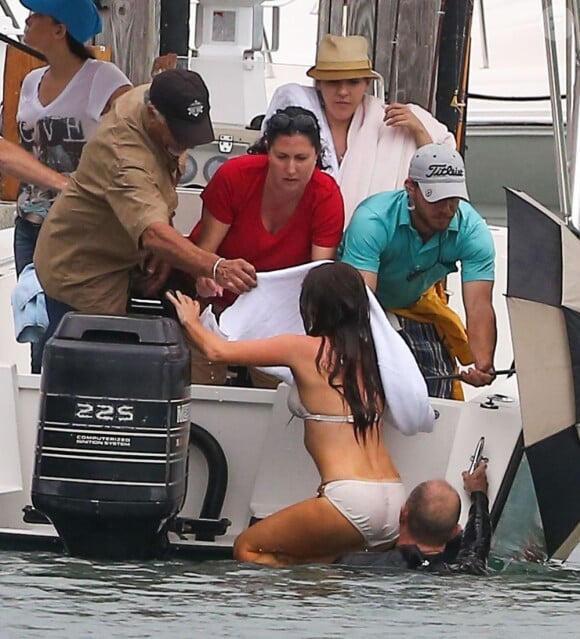Isla Fisher (en maillot transparent) secourue sur le tournage du film Switch, adaptation du roman d'Elmore Leonard, à Miami le 12 mars 2013.