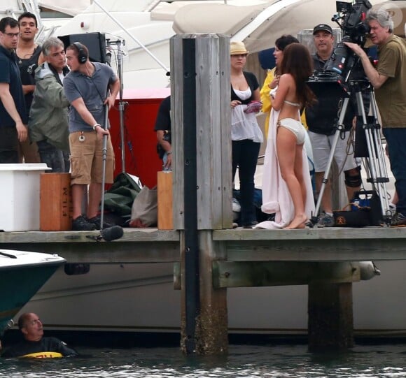 Isla Fisher se dénude en plein tournage du film Switch, adaptation du roman d'Elmore Leonard, à Miami le 12 mars 2013.