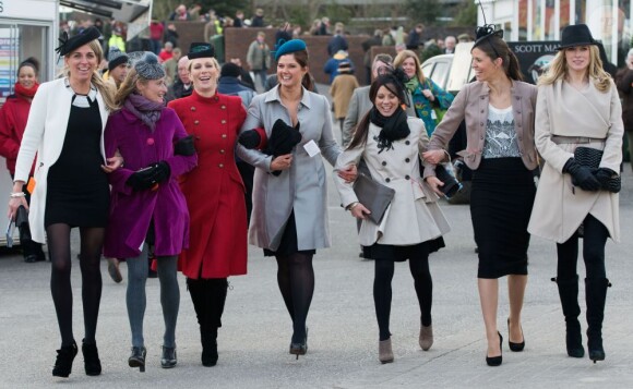 Zara Phillips et sa bande de copines au deuxième jour du Cheltenham Festival à Gloucestershire, le 13 mars 2013.