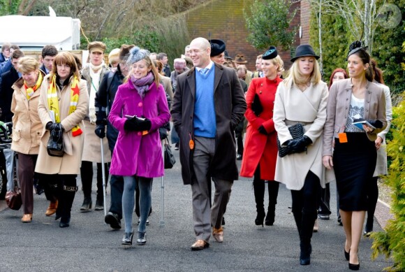 Zara Phillips, sa bande de copines et son mari Mike Tindall, au deuxième jour du Cheltenham Festival à Gloucestershire, le 13 mars 2013.