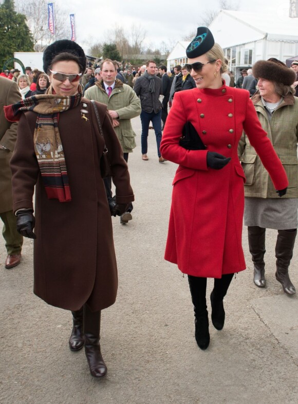 Zara Phillips et sa mère la princesse Anne au deuxième jour du Cheltenham Festival à Gloucestershire, le 13 mars 2013.