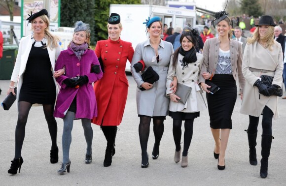 Zara Phillips et ses copines au deuxième jour du Cheltenham Festival à Gloucestershire, le 13 mars 2013.