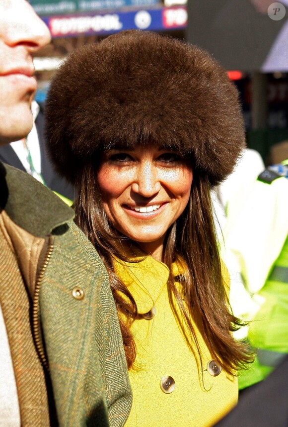 Pippa Middleton, 29 ans, a assisté à une course de chevaux à l'hippodrome de Cheltenham, dans le cadre du Cheltenham Festival de Gloucestershire. Le 14 mars 2013.
