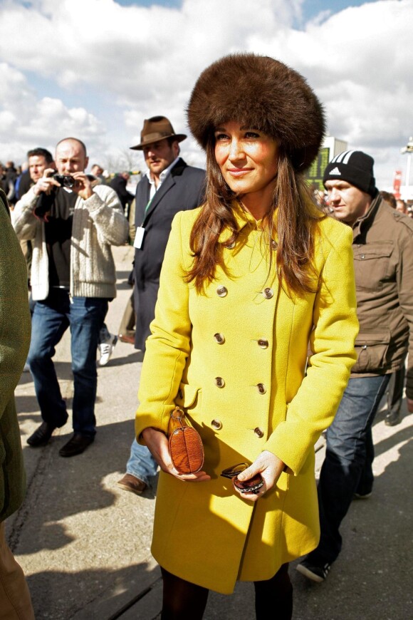 Pippa Middleton, en jaune, a assisté à une course de chevaux à l'hippodrome de Cheltenham, dans le cadre du Cheltenham Festival de Gloucestershire. Le 14 mars 2013.