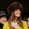 Pippa Middleton a assisté à une course de chevaux à l'hippodrome de Cheltenham, dans le cadre du Cheltenham Festival de Gloucestershire. Le 14 mars 2013. La soeur de Kate Middleton était sublime dans un manteau jaune.