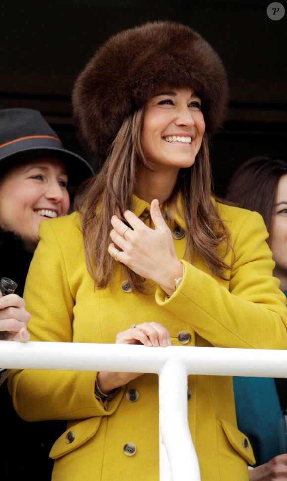 Pippa Middleton a assisté à une course de chevaux à l'hippodrome de Cheltenham, dans le cadre du Cheltenham Festival de Gloucestershire. Le 14 mars 2013. La soeur de Kate Middleton était sublime dans un manteau jaune.