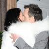 Liberty Ross embrasse un ami en quittant le Harry's Bar qui accueillait la soirée Dior. Londres, le 14 mars 2013.