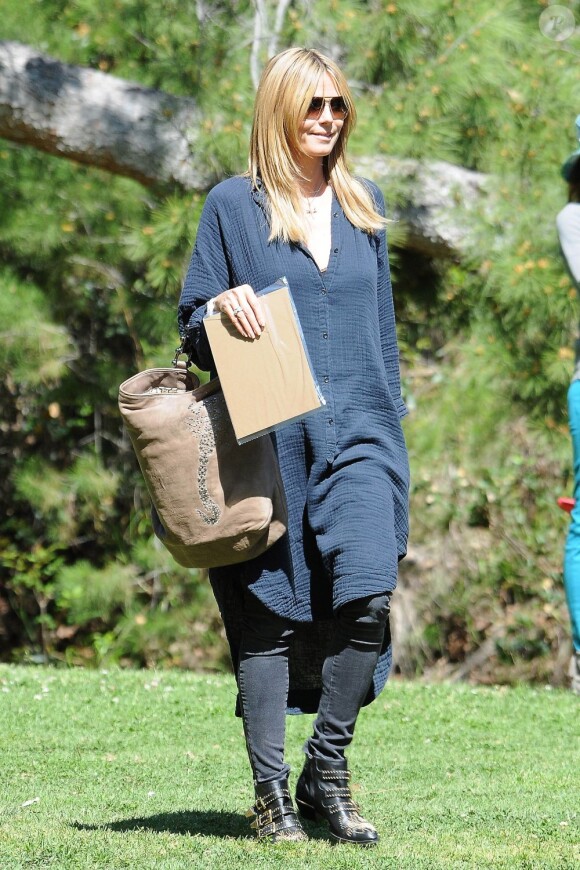 Heidi Klum joue la soccer mom stylée dans le quartier de Brentwood avec une robe Raquel Allegra portée sur un slim noir et des bottines "Suzanna" de Chloé. Los Angeles, le 9 mars 2013.