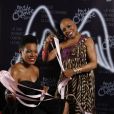 China Moses et Dee dee Bridgewater prennent la pose lors de la soirée 2 000 Femmes chantent contre le cancer le 7 mars 2013 à l'Olympia