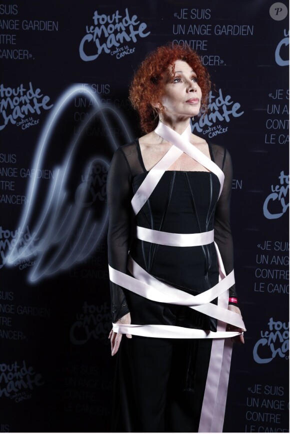 Julia Migenes prend la pose lors de la soirée 2 000 Femmes chantent contre le cancer le 7 mars 2013 à l'Olympia