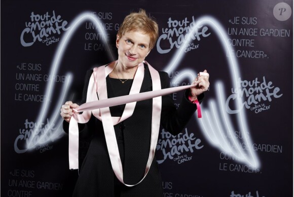 Laurence Parisot prend la pose lors de la soirée 2 000 Femmes chantent contre le cancer le 7 mars 2013 à l'Olympia