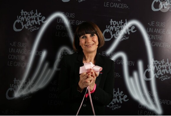 Bernadette Pinet-Cuoq, présidente du laboratoire français de Gemmologie prend la pose lors de la soirée 2 000 Femmes chantent contre le cancer le 7 mars 2013 à l'Olympia