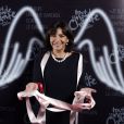 Anne Hidalgo prend la pose lors de la soirée évènement 2 000 Femmes chantent contre le cancer à l'Olympia le 7 mars 2013
