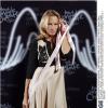Estelle Lefébure prend la pose lors de la soirée évènement 2 000 Femmes chantent contre le cancer à l'Olympia le 7 mars 2013