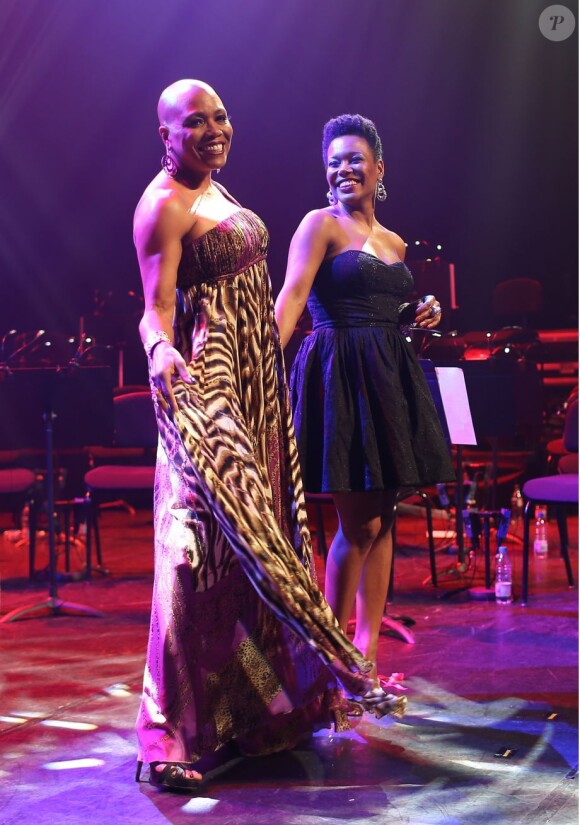 Dee Dee Bridgewater et China Moses lors de la soirée évènement 2 000 Femmes chantent contre le cancer à l'Olympia le 7 mars 2013