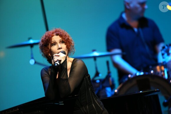 Julia Migenes lors de la soirée évènement 2 000 Femmes chantent contre le cancer à l'Olympia le 7 mars 2013