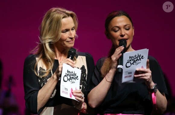 Estelle Lefébure et Sandrine Quétier lors de la soirée évènement 2 000 Femmes chantent contre le cancer à l'Olympia le 7 mars 2013