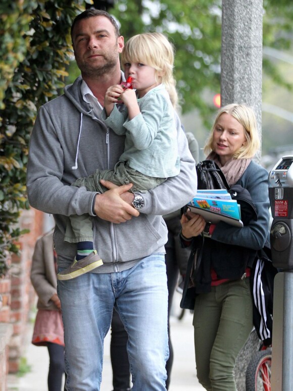 Naomi Watts et Liev Schreiber accompagnés de leurs enfants Sasha et Kai se sont offert un petit restaurant en famille du côté de Brentwood le 16 mars 2013