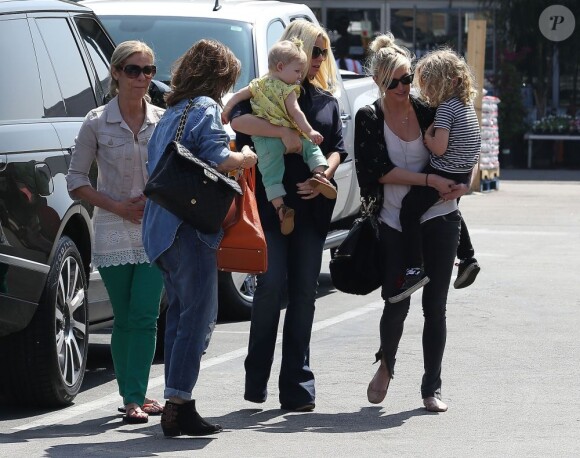 Jessica Simpson, enceinte, accompagnée de sa fille Maxwell Johnson fait du shopping chez Toys 'R' Us avec sa soeur Ashlee Simpson et son fils Bronx et leur mère Tina à Studio City, le 16 mars 2013