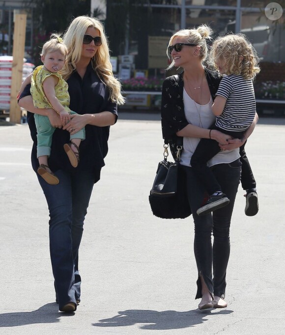 Jessica Simpson, enceinte, accompagnée de sa fille Maxwell Johnson fait du shopping chez Toys 'R' Us avec sa soeur Ashlee Simpson et son fils Bronx et leur mère Tina à Studio City, le 16 mars 2013