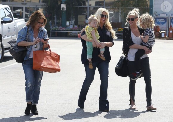 Jessica Simpson, enceinte, accompagnée de sa fille Maxwell Johnson fait du shopping chez Toys 'R' Us avec sa soeur Ashlee Simpson et son fils Bronx et leur mère Tina à Studio City, le 16 mars 2013