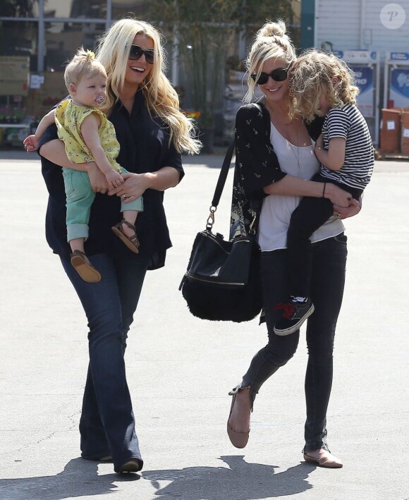 Jessica Simpson, enceinte, accompagnée de sa fille Maxwell Johnson fait du shopping chez Toys 'R' Us avec sa soeur Ashlee Simpson et son fils Bronx et leur mère Tina à Studio City, le 16 mars 2013