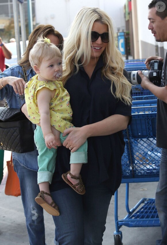 Jessica Simpson, enceinte, ravissante et souriante avec sa petite Maxwell Johnson, à croquer, a à Studio City, le 16 mars 2013
