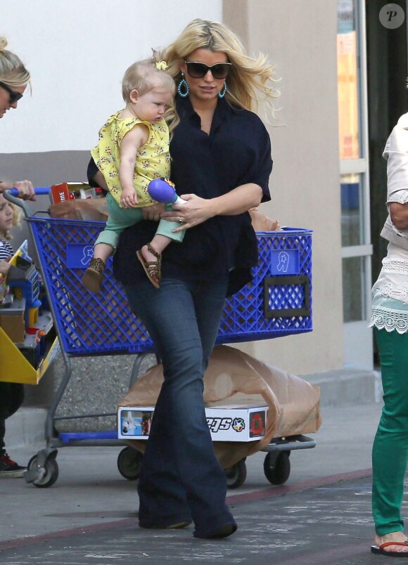 Jessica Simpson, enceinte, ravissante et souriante avec sa petite Maxwell Johnson, à croquer, a à Studio City, le 16 mars 2013