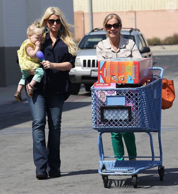 Jessica Simpson, enceinte, accompagnée de sa fille Maxwell Johnson : moment de complicité avec sa soeur Ashlee Simpson, accompagnée de son fils Bronx à Studio City, le 16 mars 2013