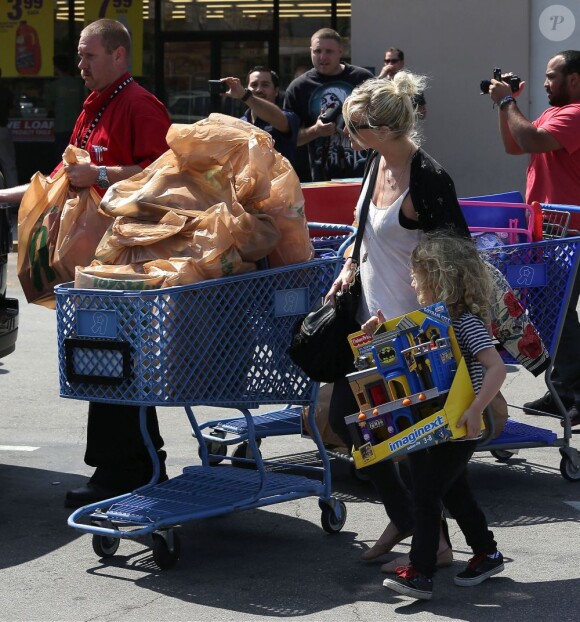 Jessica Simpson, enceinte, accompagnée de sa fille Maxwell Johnson fait du shopping chez Toys 'R' Us avec sa soeur Ashlee Simpson et son fils Bronx et leur mère Tina à Studio City, le 16 mars 2013