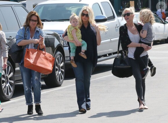 Jessica Simpson, enceinte, accompagnée de sa fille Maxwell Johnson : moment de complicité avec sa soeur Ashlee Simpson, accompagnée de son fils Bronx à Studio City, le 16 mars 2013