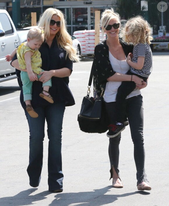 Jessica Simpson, enceinte, accompagnée de sa fille Maxwell Johnson : moment de complicité avec sa soeur Ashlee Simpson, accompagnée de son fils Bronx à Studio City, le 16 mars 2013