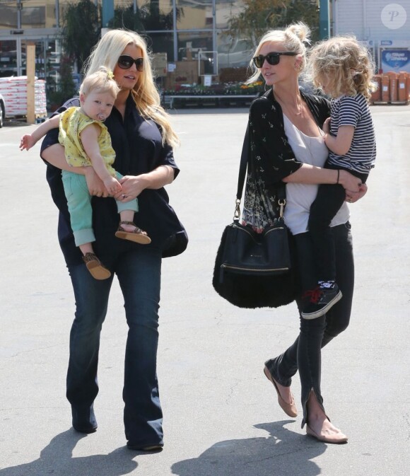 Jessica Simpson, enceinte, accompagnée de sa fille Maxwell Johnson : moment de complicité avec sa soeur Ashlee Simpson, accompagnée de son fils Bronx à Studio City, le 16 mars 2013