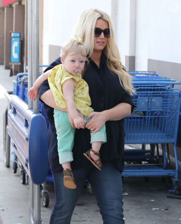 Jessica Simpson, enceinte, accompagnée de sa fille Maxwell Johnson fait du shopping chez Toys 'R' Us avec sa soeur Ashlee Simpson et son fils Bronx et leur mère Tina à Studio City, le 16 mars 2013