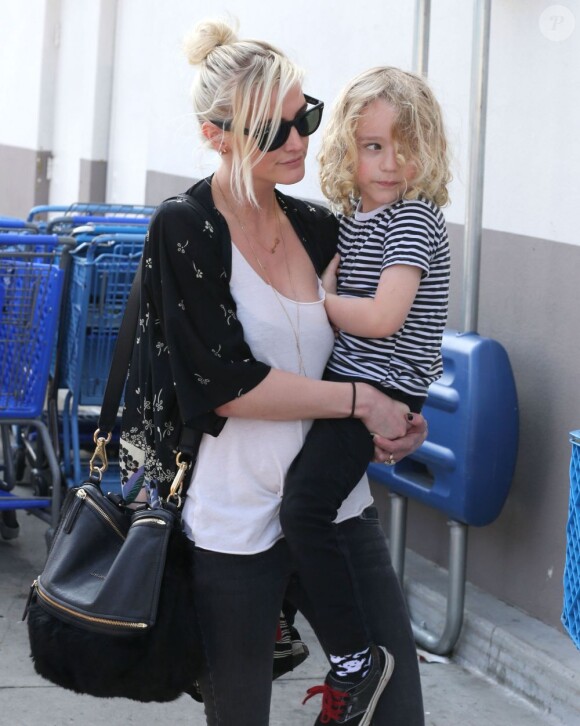 Le petit Bronx d'Ashlee Simpson est à croquer à Studio City, le 16 mars 2013
