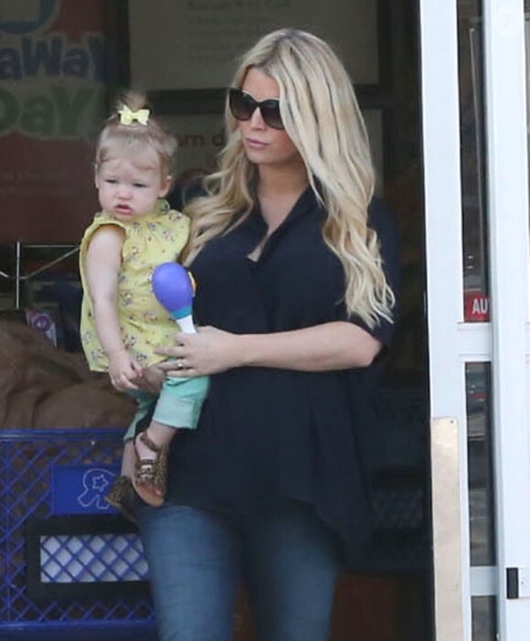 Jessica Simpson, enceinte, ravissante et souriante avec sa petite Maxwell Johnson, à croquer, a à Studio City, le 16 mars 2013