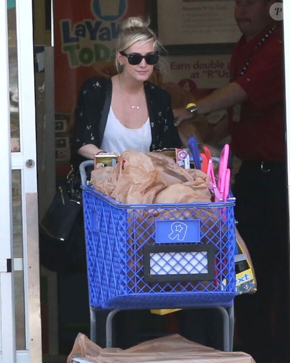 Jessica Simpson, enceinte, accompagnée de sa fille Maxwell Johnson fait du shopping chez Toys 'R' Us avec sa soeur Ashlee Simpson et son fils Bronx et leur mère Tina à Studio City, le 16 mars 2013