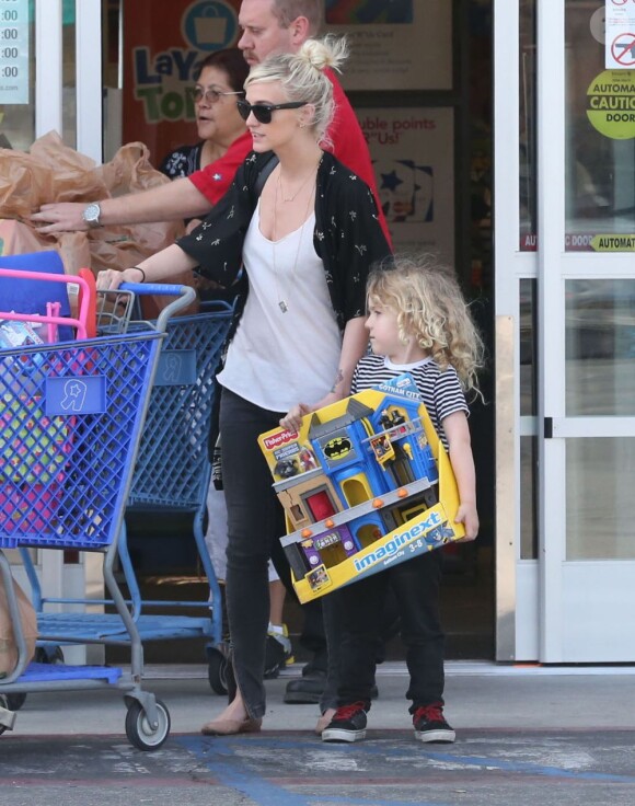Jessica Simpson, enceinte, accompagnée de sa fille Maxwell Johnson fait du shopping chez Toys 'R' Us avec sa soeur Ashlee Simpson et son fils Bronx et leur mère Tina à Studio City, le 16 mars 2013