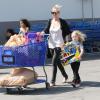 Jessica Simpson, enceinte, accompagnée de sa fille Maxwell Johnson fait du shopping chez Toys 'R' Us avec sa soeur Ashlee Simpson et son fils Bronx et leur mère Tina à Studio City, le 16 mars 2013
