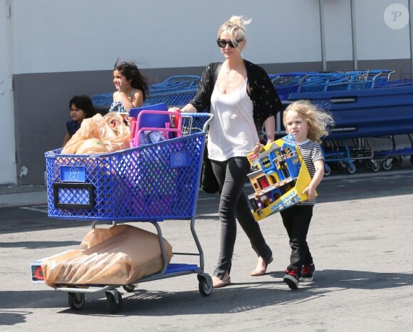 Jessica Simpson, enceinte, accompagnée de sa fille Maxwell Johnson fait du shopping chez Toys 'R' Us avec sa soeur Ashlee Simpson et son fils Bronx et leur mère Tina à Studio City, le 16 mars 2013