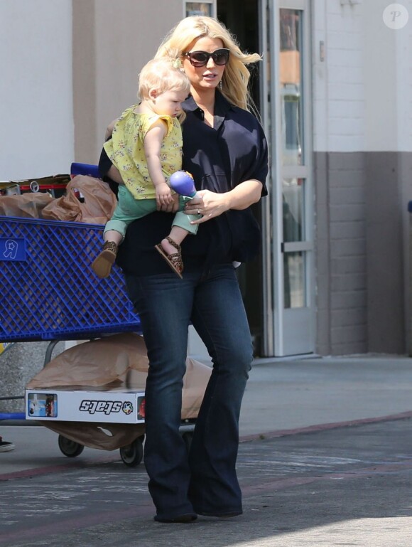 Jessica Simpson, enceinte, accompagnée de sa fille Maxwell Johnson fait du shopping chez Toys 'R' Us avec sa soeur Ashlee Simpson et son fils Bronx et leur mère Tina à Studio City, le 16 mars 2013