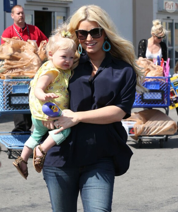 Jessica Simpson, enceinte, belle et épanouie alors qu'elle passe du temps avec sa fille Maxwell Johnson, à Studio City, le 16 mars 2013