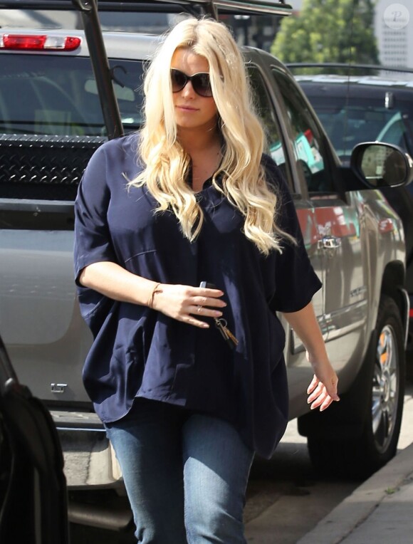 Jessica Simpson, enceinte, belle et épanouie alors qu'elle passe du temps avec sa fille Maxwell Johnson, à Studio City, le 16 mars 2013